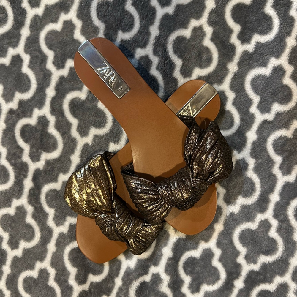 Zara Women's Golden Metallic Black Slide Sandals (37) is US Women’s size 6.5
